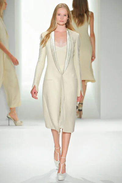 Look 18